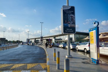 ABU DHABI, BAE - CIRCA JANUARY, 2020: Abu Dabi Uluslararası Havaalanı sokak manzarası.