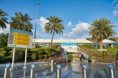 ABU DHABI, BAE - CIRCA JANUARY, 2020: Abu Dabi Uluslararası Havaalanı sokak manzarası.