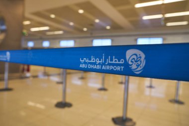 ABU DHABI, BAE - CIRCA JANUARY, 2020: Abu Dabi Uluslararası Havalimanı 'ndaki check-in alanında mavi kuşağın yakın çekimi. 