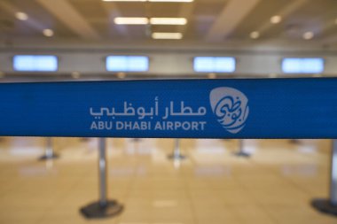 ABU DHABI, BAE - CIRCA JANUARY, 2020: Abu Dabi Uluslararası Havalimanı 'ndaki check-in alanında mavi kuşağın yakın çekimi. 