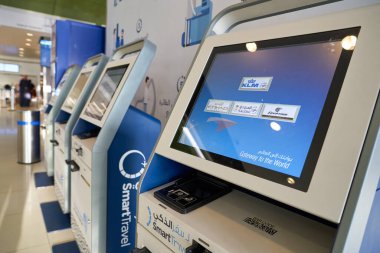 ABU DHABI, BAE - CIRCA JANUARY, 2020: Abu Dabi Uluslararası Havalimanı 'nda kendini kontrol eden kulübelerin yakın çekimi. 