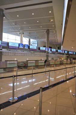 ABU DHABI, BAE - CIRCA HAUARY, 2020: Abu Dabi Uluslararası Havalimanı 'na giriş alanı. 