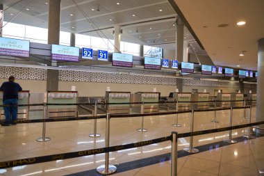 ABU DHABI, BAE - CIRCA HAUARY, 2020: Abu Dabi Uluslararası Havalimanı 'na giriş alanı. 