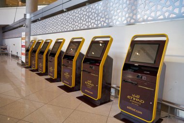 ABU DHABI, BAE - CIRCA JANUARY, 2020: Etihad Havayolları 'nın kendini kontrol eden gişelerinin yakın çekimi Abu Dabi Uluslararası Havalimanı' nda görüldü. 