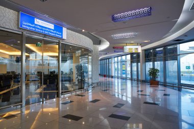 ABU DHABI, BAE - CIRCA JANUARY, 2020: Abu Dabi Uluslararası Havaalanı 'nın içi. 