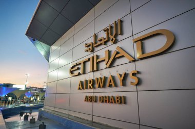 ABU DHABI, BAE - CIRCA JANUARY, 2020: Etihad Havayolları sokak manzaralı Abu Dabi Uluslararası Havalimanı.