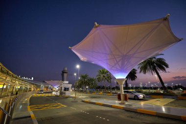 ABU DHABI, BAE - CIRCA JANUARY, 2020: Abu Dabi Uluslararası Havaalanı sokak manzarası.