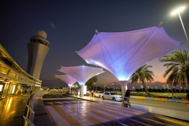 ABU DHABI, BAE - CIRCA JANUARY, 2020: Abu Dabi Uluslararası Havaalanı sokak manzarası.