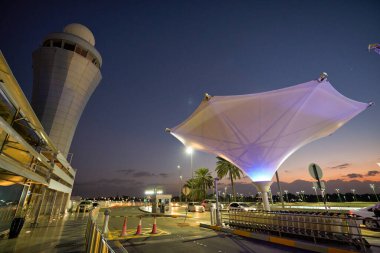 ABU DHABI, BAE - CIRCA JANUARY, 2020: Abu Dabi Uluslararası Havaalanı sokak manzarası.