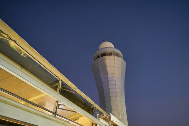 ABU DHABI, BAE - CIRCA HAUARY, 2020: Gece Abu Dabi Uluslararası Havaalanı 'ndaki kule manzarası.