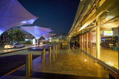 ABU DHABI, BAE - CIRCA JANUARY, 2020: Abu Dabi Uluslararası Havaalanı sokak manzarası.