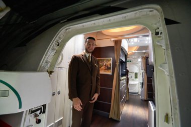ABU DHABI, BAE - CIRCA JANUARY, 2020: mürettebat üyesi Etihad Havayolları Boeing 787 Dreamliner 'da Ebu Dabi Uluslararası Havalimanında yolcularla buluştu. 