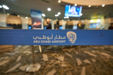 ABU DHABI, BAE - CIRCA HAUARY, 2020: Abu Dabi Uluslararası Havalimanı 'nda mavi kuşağın yakın çekimi. 