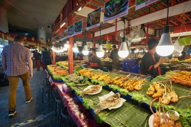 BANGKOK, THAILAND - CIRCA HAZİRANESİ, 2020: Bangkok 'ta çeşitli hazır sokak yemekleri sergileniyor