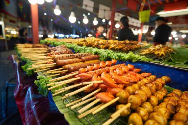 BANGKOK, THAILAND - CIRCA HAZİRANESİ, 2020: Bangkok 'ta çeşitli hazır sokak yemekleri sergileniyor