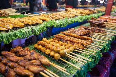 BANGKOK, THAILAND - CIRCA HAZİRANESİ, 2020: Bangkok 'ta çeşitli hazır sokak yemekleri sergileniyor