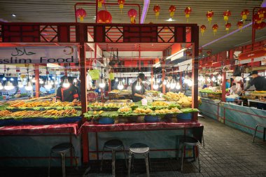 BANGKOK, THAILAND - CIRCA JANUARY, 2020: Bangkok 'ta çeşitli sokak yemekleri.