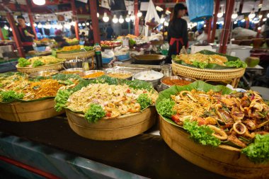 BANGKOK, THAILAND - CIRCA HAZİRANESİ, 2020: Bangkok 'ta çeşitli hazır sokak yemekleri sergileniyor