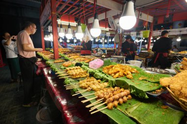 BANGKOK, THAILAND - CIRCA HAZİRANESİ, 2020: Bangkok 'ta çeşitli hazır sokak yemekleri sergileniyor