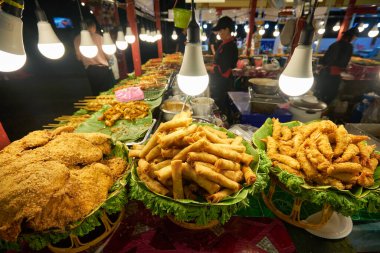 BANGKOK, THAILAND - CIRCA HAZİRANESİ, 2020: Bangkok 'ta çeşitli hazır sokak yemekleri sergileniyor