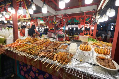 BANGKOK, THAILAND - CIRCA HAZİRANESİ, 2020: Bangkok 'ta çeşitli hazır sokak yemekleri sergileniyor