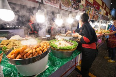 BANGKOK, THAILAND - CIRCA JANUARY, 2020: Bangkok 'ta çeşitli sokak yemekleri.