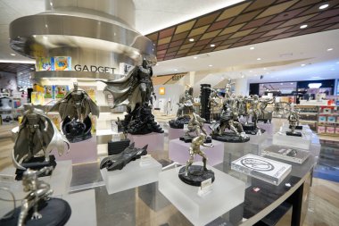 BANGKOK, THAILAND - CIRCA JANUARY, 2020: Kraliyet Selangor heykelcikleri Siam Discovery alışveriş merkezi sergilendi.