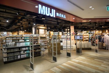 BANGKOK, THAILAND - CIRCA JANUARY, 2020: Siam Discovery alışveriş merkezindeki Muji mağazasında çeşitli mallar sergileniyor. Muji, çok çeşitli ev ve tüketim malları satan bir Japon perakende şirketidir..