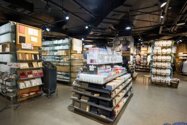 BANGKOK, THAILAND - CIRCA JANUARY, 2020: Siam Discovery alışveriş merkezindeki Muji mağazasında çeşitli mallar sergileniyor. Muji, çok çeşitli ev ve tüketim malları satan bir Japon perakende şirketidir..