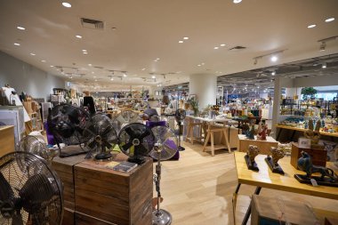 BANGKOK, THAILAND - CIRCA JANUARY, 2020: Siam Discovery alışveriş merkezinde sergilenen çeşitli mallar.