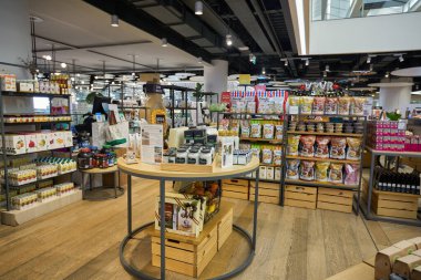 BANGKOK, THAILAND - CIRCA JANUARY, 2020: Siam Discovery alışveriş merkezinde sergilenen çeşitli mallar.