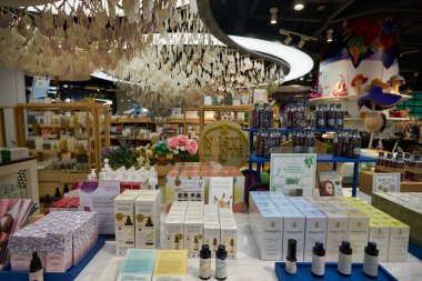 BANGKOK, THAILAND - CIRCA JANUARY, 2020: Siam Discovery alışveriş merkezinde kişisel bakım ürünleri sergilenmektedir.