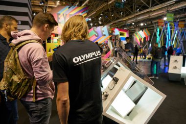 COLOGNE, ALMANY - CIRCA EPTEMBER, 2018: Photokina Sergisi 'ndeki Olympus Perspektif Oyun Alanı' nda atmosfer. Photokina, Avrupa 'da fotoğraf ve görüntüleme endüstrisi için düzenlenen bir ticaret fuarıdır..