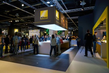 COLOGNE, GERMANY - CIRCA EPTEMBER, 2018: Nikon uzayındaki Photokina Sergisi 'ndeki kameraları denemek için ziyaretçiler. Photokina, Avrupa 'da fotoğraf ve görüntüleme endüstrisi için düzenlenen bir ticaret fuarıdır..