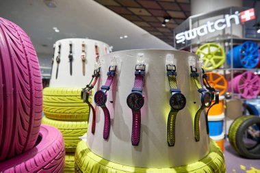 BANGKOK, THAILAND - CIRCA HAZİRANESİ, 2020: Siam Discovery alışveriş merkezinde sergilenen örnek saatler.