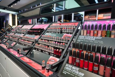 BANGKOK, THAILAND - CIRCA HAZİRANESİ, 2020: Siyam Merkezi alışveriş merkezinde sergilenen MAC ürünleri.