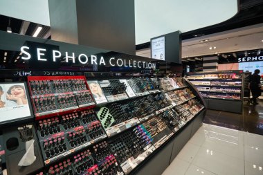 BANGKOK, THAILAND - CIRCA JANUARY, 2020: Siyam Merkezi alışveriş merkezindeki Sephora mağazasında kozmetik ürünler sergilendi.