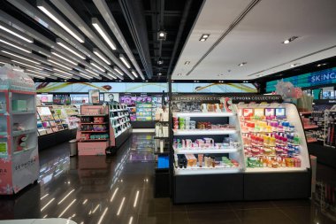 BANGKOK, THAILAND - CIRCA JANUARY, 2020: Siyam Merkezi alışveriş merkezindeki Sephora mağazasında kozmetik ürünler sergilendi.