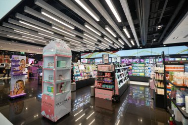 BANGKOK, THAILAND - CIRCA JANUARY, 2020: Siyam Merkezi alışveriş merkezindeki Sephora mağazasında kozmetik ürünler sergilendi.