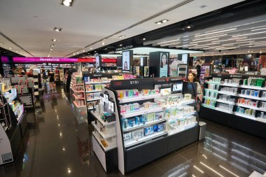 BANGKOK, THAILAND - CIRCA JANUARY, 2020: Siyam Merkezi alışveriş merkezindeki Sephora mağazasında kozmetik ürünler sergilendi.