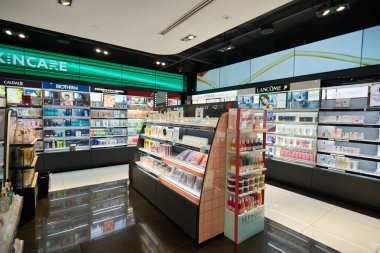 BANGKOK, THAILAND - CIRCA JANUARY, 2020: Siyam Merkezi alışveriş merkezindeki Sephora mağazasında kozmetik ürünler sergilendi.