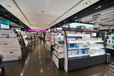 BANGKOK, THAILAND - CIRCA JANUARY, 2020: Siyam Merkezi alışveriş merkezindeki Sephora mağazasında kozmetik ürünler sergilendi.