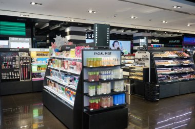 BANGKOK, THAILAND - CIRCA JANUARY, 2020: Siyam Merkezi alışveriş merkezindeki Sephora mağazasında kozmetik ürünler sergilendi.