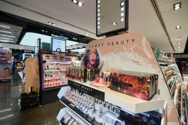 BANGKOK, THAILAND - CIRCA JANUARY, 2020: Siyam Merkezi alışveriş merkezindeki Sephora mağazasında kozmetik ürünler sergilendi.