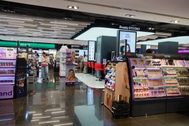 BANGKOK, THAILAND - CIRCA JANUARY, 2020: Siyam Merkezi alışveriş merkezindeki Sephora mağazasında kozmetik ürünler sergilendi.