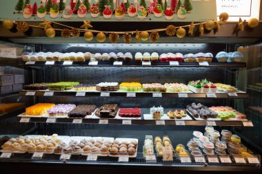 BANGKOK, THAILAND - CIRCA HAZİRAN, 2020: Siyam Merkezi alışveriş merkezinde Bake A Wish 'te çeşitli tatlılar sergilendi.