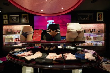 BANGKOK, THAILAND - CIRCA JANUARY, 2020: Siyam Merkezi alışveriş merkezindeki Victoria 's Secret mağazasının içi. Victoria 's Secret bir Amerikan iç çamaşırı, giysi ve güzellik perakendecisi..