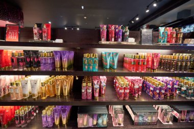 BANGKOK, THAILAND - CIRCA JANUARY, 2020: Siyam Merkezi alışveriş merkezindeki Victoria 's Secret mağazasının içi. Victoria 's Secret bir Amerikan iç çamaşırı, giysi ve güzellik perakendecisi..