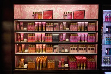 BANGKOK, THAILAND - CIRCA JANUARY, 2020: Siyam Merkezi alışveriş merkezindeki Victoria 's Secret mağazasının içi. Victoria 's Secret bir Amerikan iç çamaşırı, giysi ve güzellik perakendecisi..