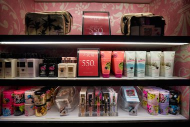 BANGKOK, THAILAND - CIRCA JANUARY, 2020: Siyam Merkezi alışveriş merkezindeki Victoria 's Secret mağazasının içi. Victoria 's Secret bir Amerikan iç çamaşırı, giysi ve güzellik perakendecisi..